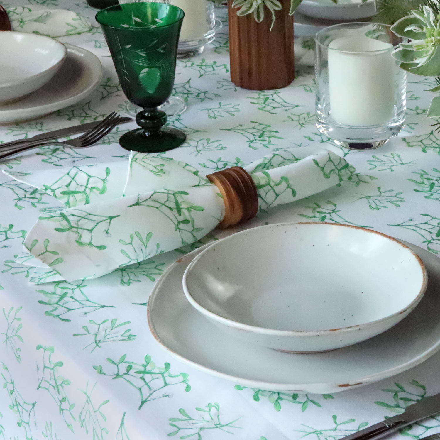 Mistletoe Round Linen Tablecloth