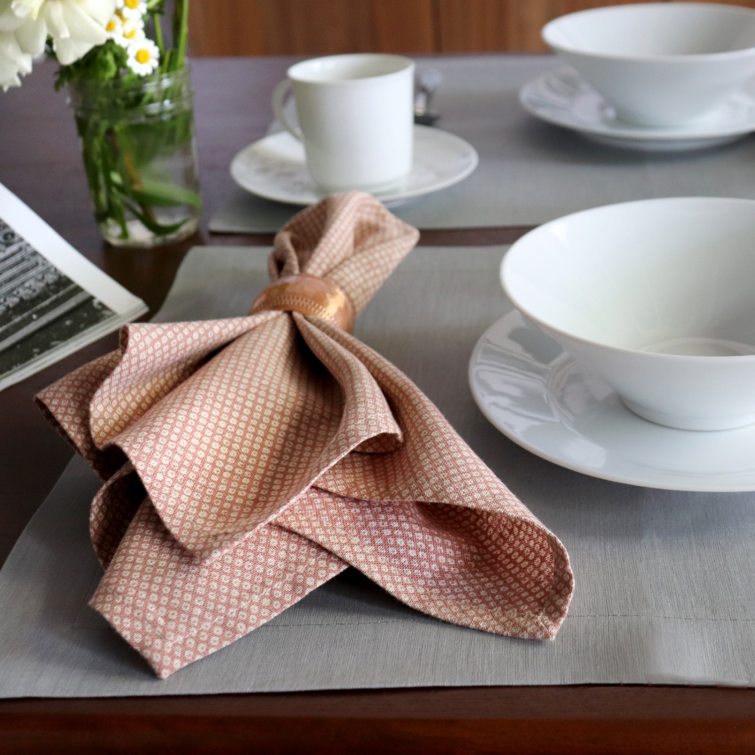 https://eadn-wc05-1927194.nxedge.io/cdn/pub/media/catalog/product/s/i/silver-grey-italian-linen-placemat-shibori-pink-japanese-cotton-napkin-2_1.jpg